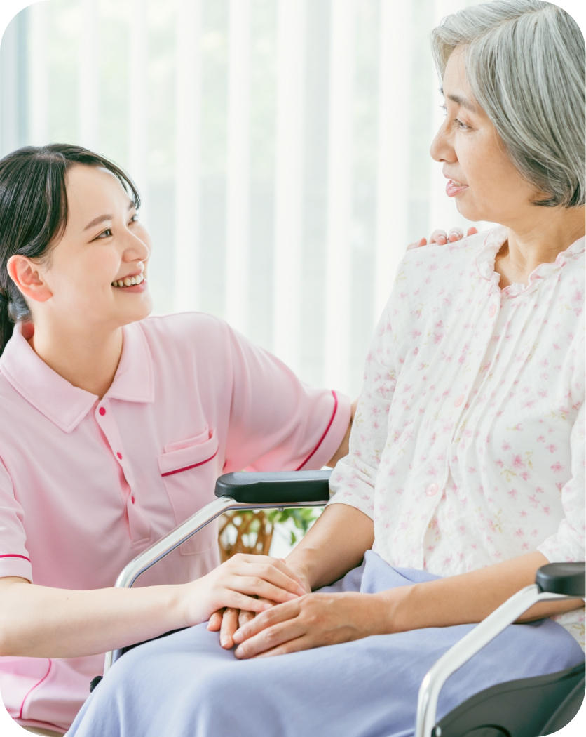 女性スタッフがご利用者様に寄り添う写真